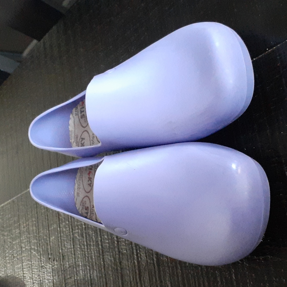 STICKY CLOGS